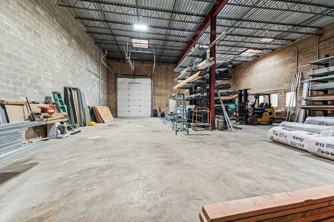 Plenty of room for your work vehicles to be stored | Image 11