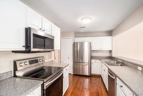 45760 Warwick Dr, Macomb, MI, 48044-4065 | Card Image