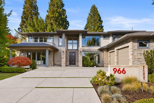 966 Beaumont Dr, North Vancouver, BC, V7R1P6 | Card Image