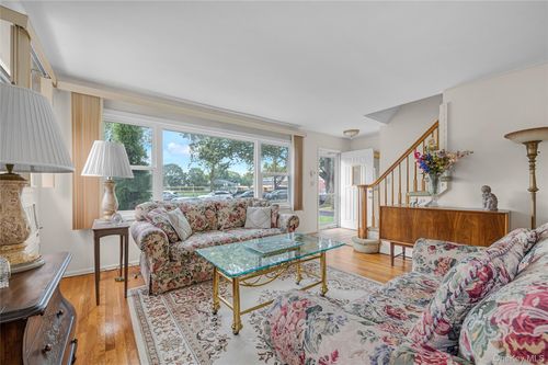 25 Campbell St, New Hyde Park, NY, 11040-1629 | Card Image