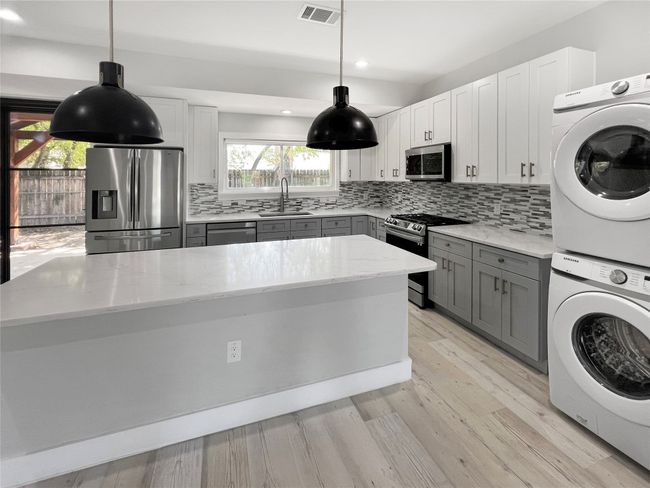 9614 Newfoundland Cir, House other with 3 bedrooms, 2 bathrooms and 2 parking in Austin TX | Image 5