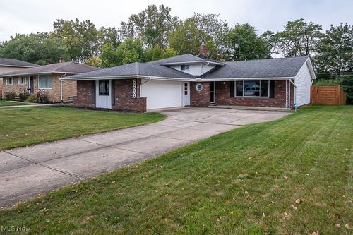 6996 Greenbriar Dr, Parma Heights, OH, 44130-4666 | Card Image