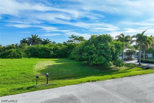 557 100th Ave N, Naples, FL, 34108-2235 | Card Image