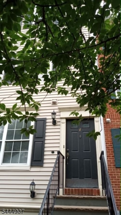 4 Colgate Dr, Newark, NJ, 07103-3079 | Card Image