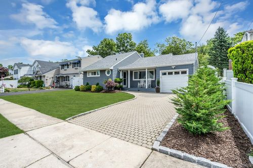 31 Jane Dr, North Babylon, NY, 11703-2307 | Card Image