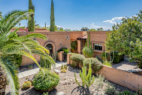 1900 W Ashbrook Dr, Tucson, AZ, 85704-0922 | Card Image