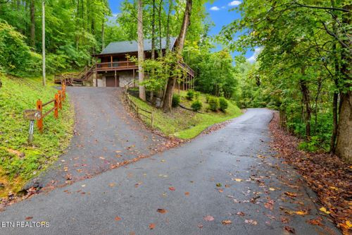 3711 Ginseng Way, Sevierville, TN, 37862-8296 | Card Image