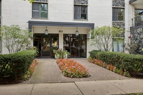 5j-211 Elgin Ave, Forest Park, IL, 60130-1318 | Card Image