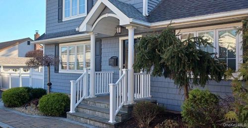 68 Neptune Ave, Babylon, NY, 11704-5412 | Card Image