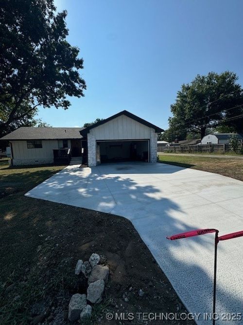 529 Ross Ave, Dewey, OK, 74029-2127 | Card Image
