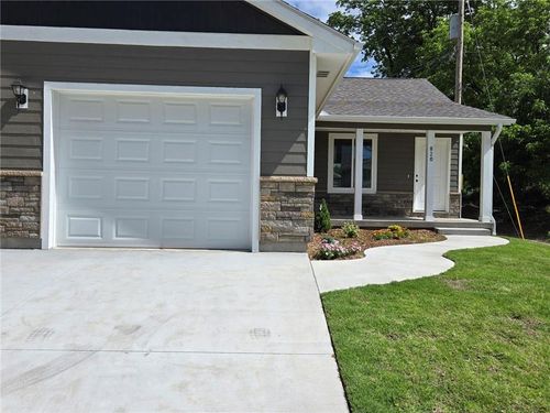 820 Carolina St, Neodesha, KS, 66757-2300 | Card Image