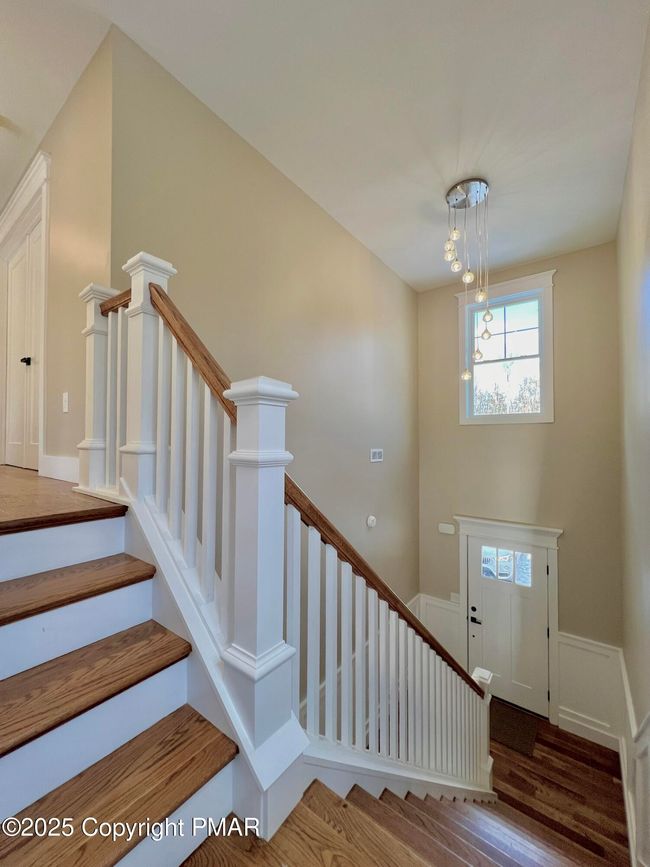 Foyer w/ Chandelier | Image 19