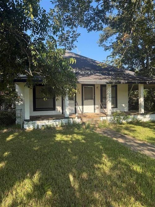 730 Lee St, Sour Lake, TX, 77659-5830 | Card Image