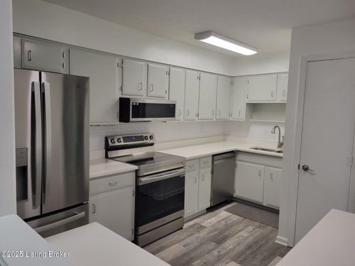 111 La Fontenay Ct, Louisville, KY, 40223-3020 | Card Image