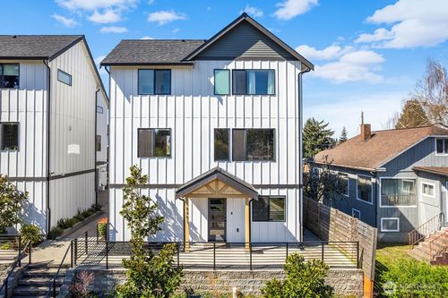 8451 18th Ave Sw, Seattle, WA, 98106-2313 | Card Image