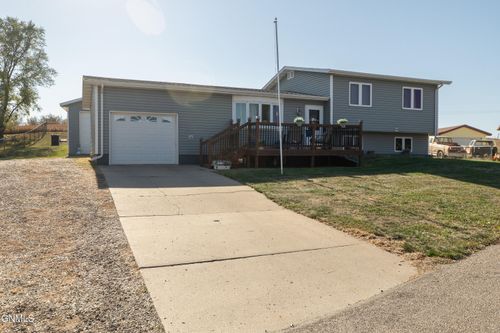 2172 Missouri Dr N, Mandan, ND, 58554-8201 | Card Image