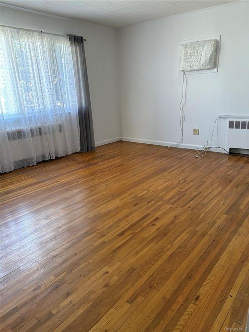 9 Northcote Rd, Westbury, NY, 11590-1503 | Card Image