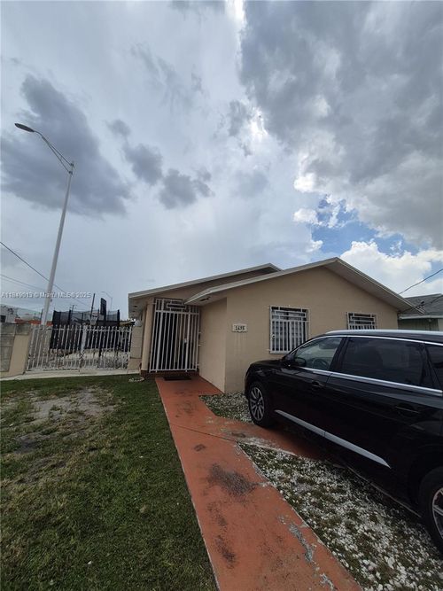 1695 W 6th Ave, Hialeah, FL, 33010-2820 | Card Image