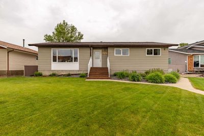 12 Fairway Cres, House detached with 6 bedrooms, 3 bathrooms and 3 parking in Foremost AB | Image 1