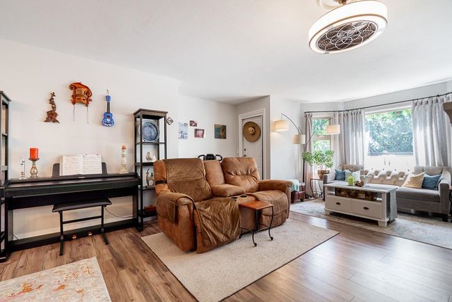 South-facing windows provide lots of natual light. | Image 14