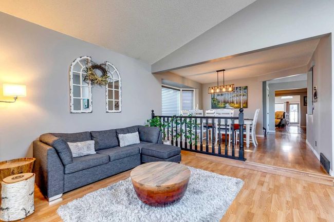 4 Strathwood Bay Sw, Home with 3 bedrooms, 2 bathrooms and 4 parking in Calgary AB | Image 5