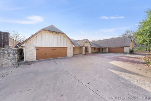 7455 S Sleepy Hollow Dr, Tulsa, OK, 74136-5920 | Card Image