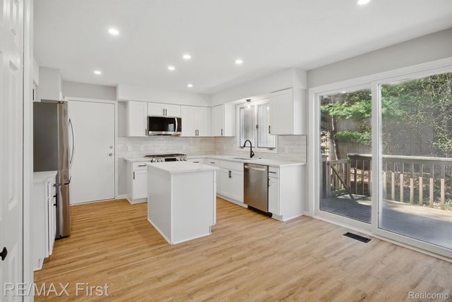 6620 Red Cedar Ln, Condo with 3 bedrooms, 3 bathrooms and null parking in West Bloomfield MI | Image 20