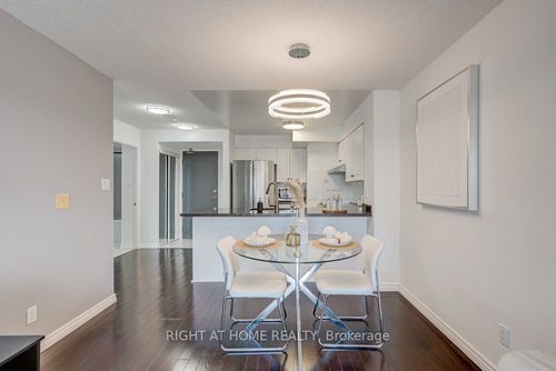 304-19 Northern Heights Dr, Richmond Hill, ON, L4B4M4 | Card Image