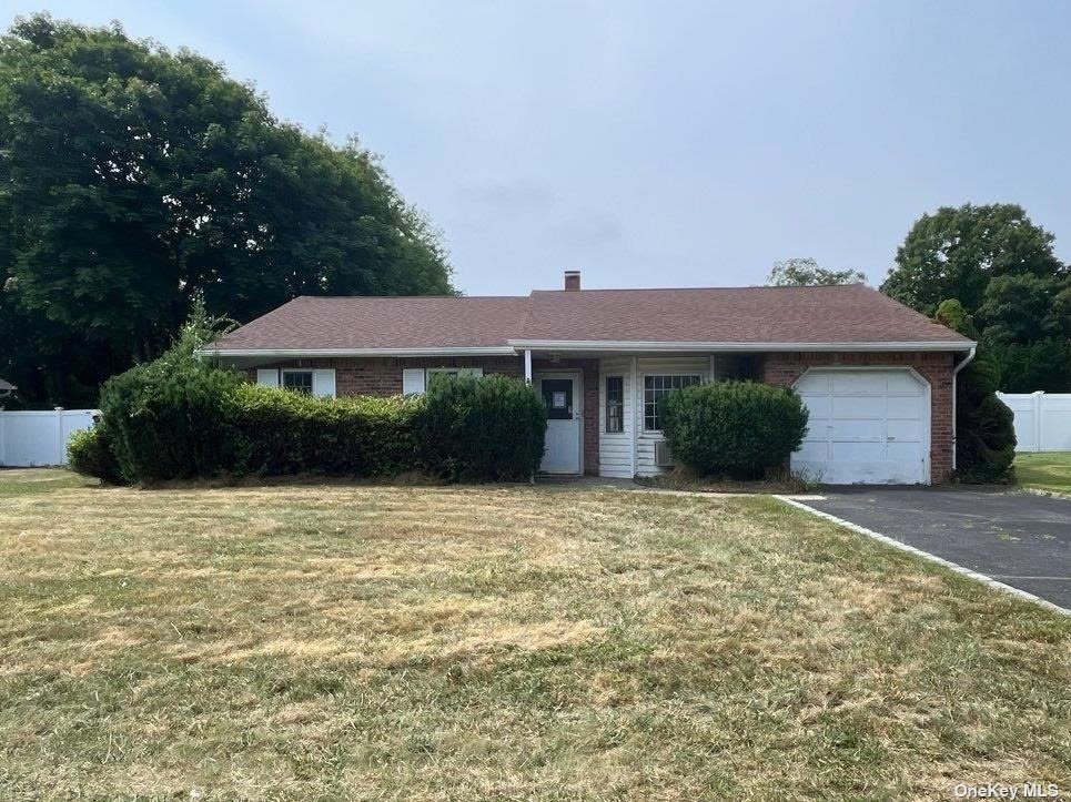 Debbie Lee Ln, Bohemia, NY 11716