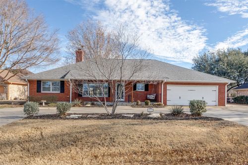 212 Kiowa Dr N, Gainesville, TX, 76240-9536 | Card Image
