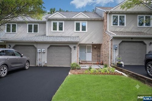 18 Guilford Ct, Morris Plains, NJ, 07950-1256 | Card Image