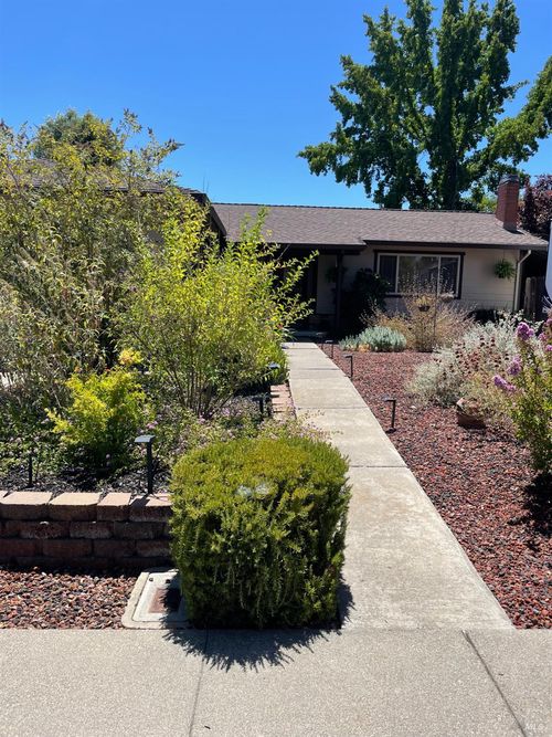 618 Crestview Dr, Vacaville, CA, 95688-2036 | Card Image