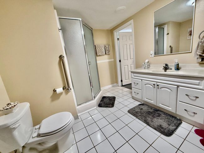 Lower bathroom | Image 26