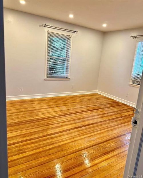626 Stewart Ave, New Hyde Park, NY, 11040-5431 | Card Image