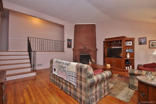 47 Fuller Rd, Ossining, NY, 10562-5639 | Card Image