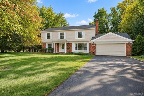 20011 Carriage Ln, Beverly Hills, MI, 48025-2825 | Card Image