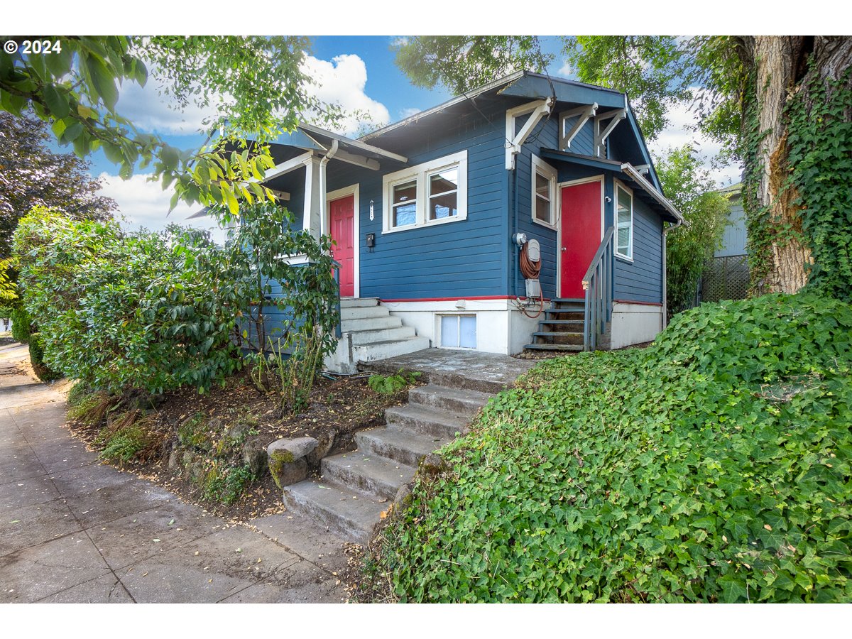 Holland St, Portland, OR 97217