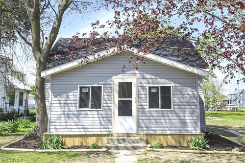 506 Washington St, Port Clinton, OH, 43452-1935 | Card Image