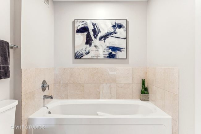 APT-704 - 200 W Grand Ave, Condo with 2 bedrooms, 2 bathrooms and 1 parking in CHICAGO IL | Image 14