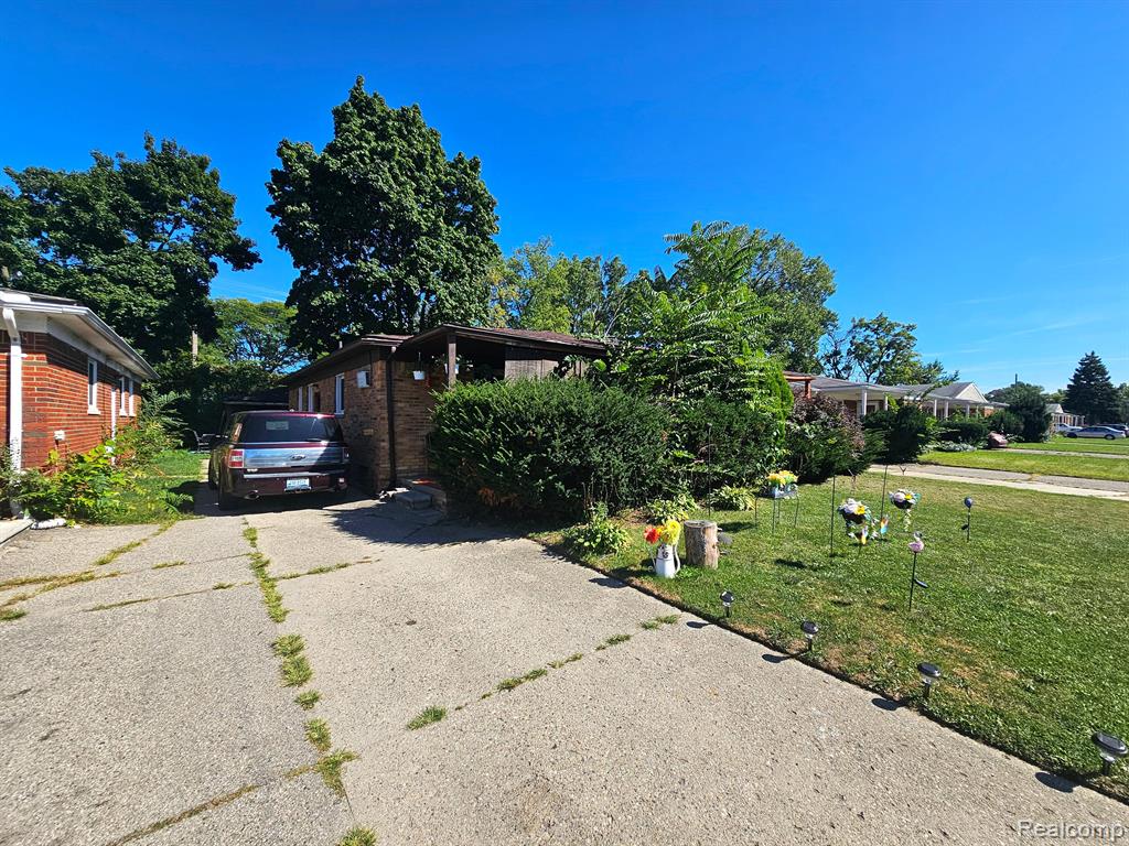 Lahser Rd, Detroit, MI 48219