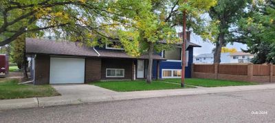 1765 9 Ave Ne, House detached with 3 bedrooms, 2 bathrooms and 2 parking in Medicine Hat AB | Image 2