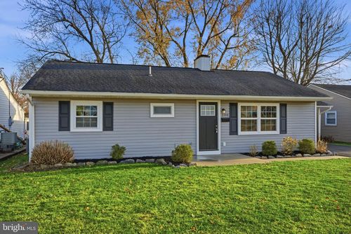 208 Trenton Rd, FAIRLESS HILLS, PA, 19030-2714 | Card Image