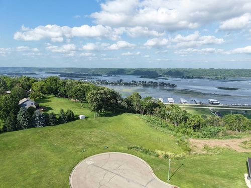 137 Royal Oaks Ct, Guttenberg, IA, 52052-9039 | Card Image