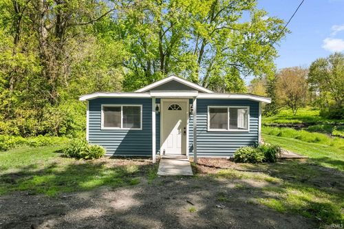 7323 E Pansy Ln, New Carlisle, IN, 46552-9108 | Card Image