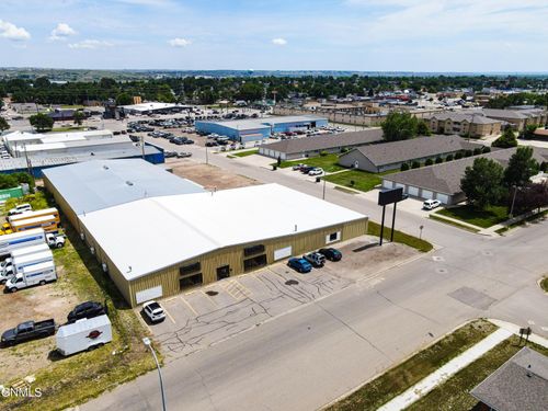 1902 4th Ave W, Williston, ND, 58801-3419 | Card Image