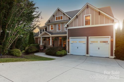 39 Village Pointe Ln, Asheville, NC, 28803-2761 | Card Image