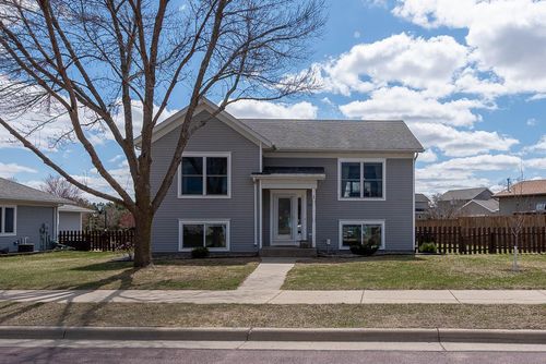 1004 Engesser Ln, Saint Peter, MN, 56082-7504 | Card Image