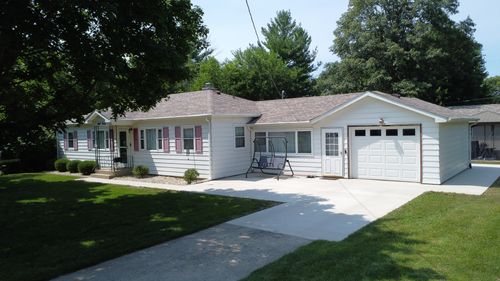 830 E Elm St, Hoopeston, IL, 60942-1840 | Card Image
