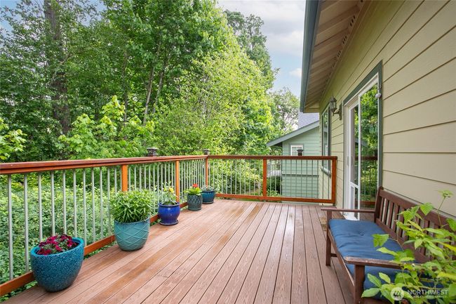 Low-maintenance synthetic decking | Image 25