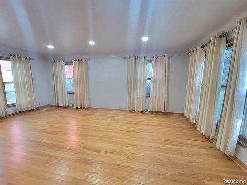 2415 Otter St, Warren, MI, 48092-3751 | Card Image